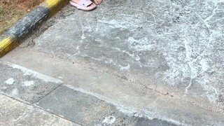 女孩拖鞋坏了，都不舍得买新的