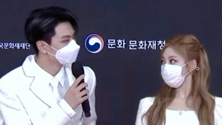 Gì mà họp báo hôn nhân thế gia… Trên TIKTOK đã hơn 1,8 triệu lượt xem💒 Thần thái “chúc hai người hạn