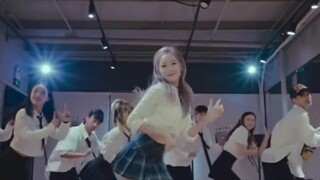 Apakah ada orang yang lebih menyukai panggung daripada saudari ini? Lagu baru ini sebenarnya memberi
