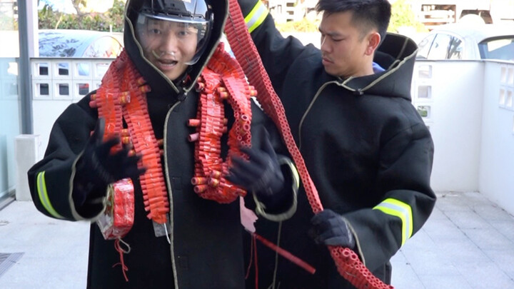 Absolutely do not hang firecrackers on your body and set them off!