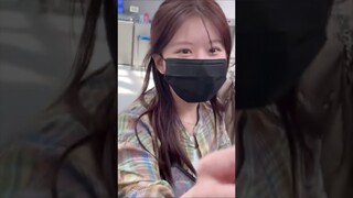 Zhao Lusi interacts with kfans in korea airport today