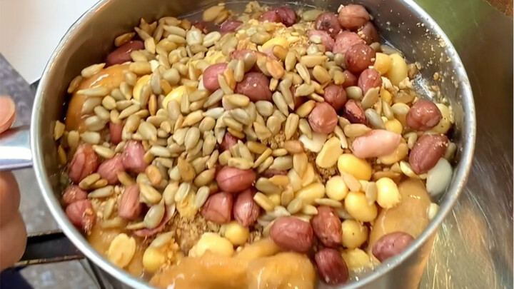 Taking my Southern friends to Xi’an’s Muslim Quarter for snacks—4 of us spent just over 200 yuan for