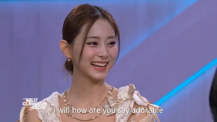 Kelly nói rằng Tzuyu đọc tên mình là Tzuyu thật đáng yêu!! Cô nàng đáng yêu