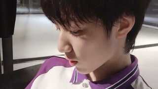 Một học sinh trung học cơ sở cover ca khúc "24/7" của EXO