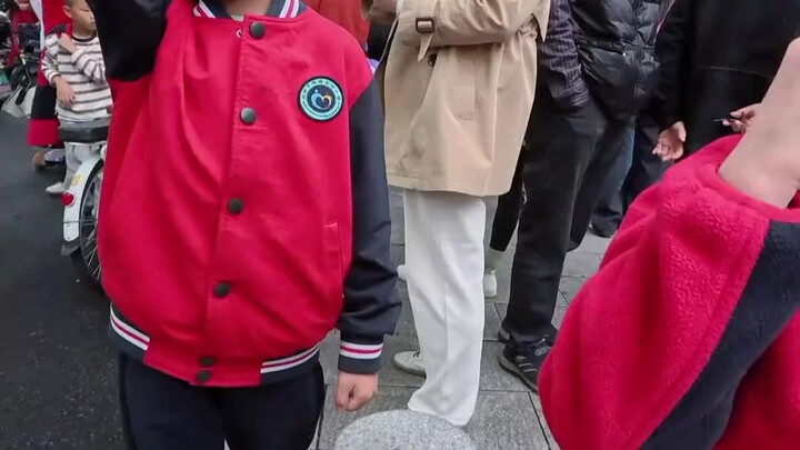 أرتدي زي ضابط الأرنب خلسة لأصطحب ابنتي من المدرسة!