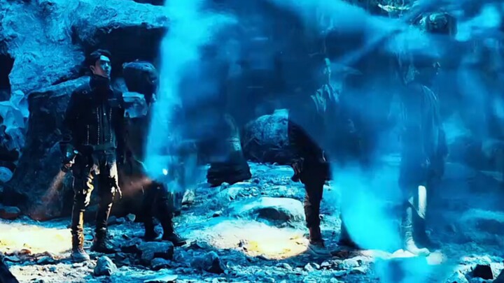 Several people unexpectedly encountered ghost soldiers passing through an ancient tomb.