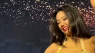 The Chinese contestant in the authoritative belly dance compe*on in Egypt is teacher Simone Xiaox