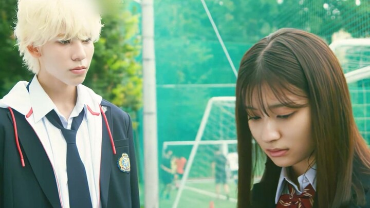 فتاة تعاني من الدونية تقع في حب فتى المدرسة الشقراء؛ فحتى لو كنتَ في عيون الآخرين حجرًا، فأنتَ في عي