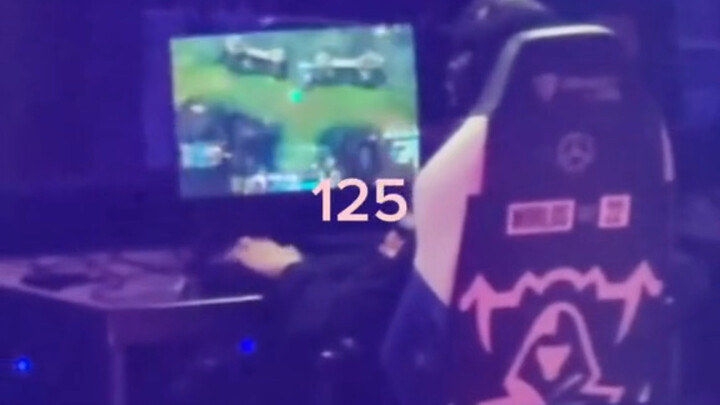 Đường dưới để mất một xe pháo, Faker liền gửi luôn dấu hỏi.