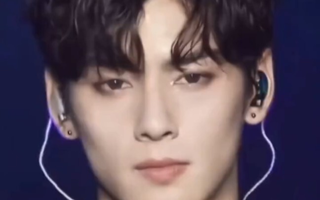 The king’s disdain—his gaze is so fierce!