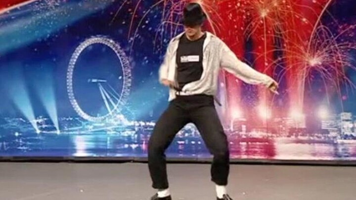 شاب يقلد مايكل جاكسون، حتى أن أعين الحكام لم تستطع الابتعاد عنه.