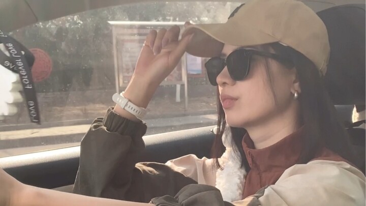 OOTD｜ลุคประจำวันของสาวขับรถ สภาพถนนทำเอาฉุนสุดๆ (._.)