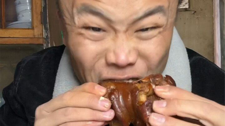 Makan ceker babi!