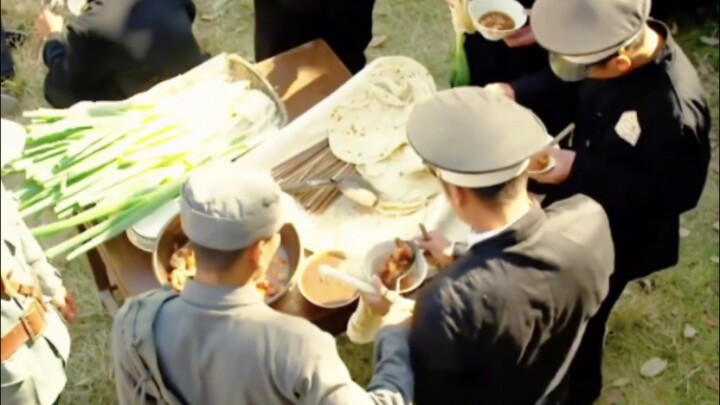 Một nồi lớn thịt kho nóng hổi cùng bánh mì cuộn hành lá, mọi người cứ ngỡ hôm nay được ăn mặn rồi, a