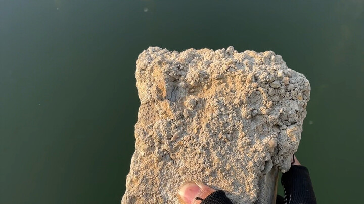 Coba lihat seberapa besar cipratan air yang ditimbulkan kalau batu besar ini dilempar ke dalam!