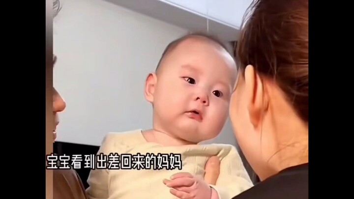 Even seeing Mom after a long time makes the baby burst into tears.