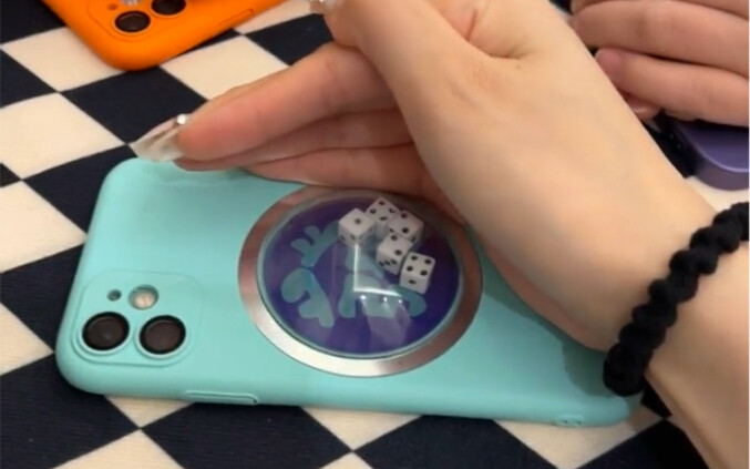 Ini baru casing ponsel yang digunakan orang dewasa, goyang kemana-mana!!