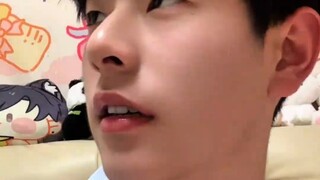 男生趁姐姐不在家，偷偷睡姐姐的房间穿姐姐的睡衣！！
