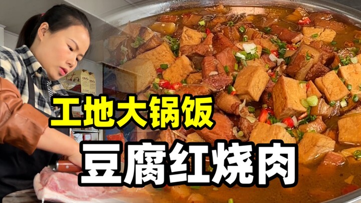 Hari ini aku masak daging babi bumbu kecap dengan tahu untuk para tukang di lokasi proyek, plus tumi
