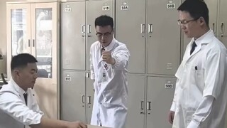 "Giám đốc, tại sao anh lại tốn thời gian nói chuyện với anh ta?"