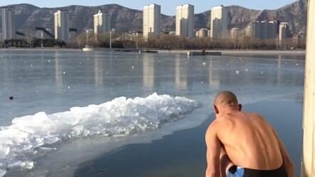 15 ธ.ค. 2021: นกพิราบสุดแปลกแห่งเฉาหยางยังคงว่ายน้ำหน้าหนาว อาบน้ำเย็นเพื่อฟิตหุ่นต่อไป! สู้ๆ! โอลี่