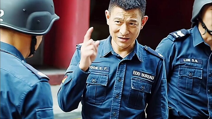 我们拆弹的哪一次，不是再拿命拼 ."