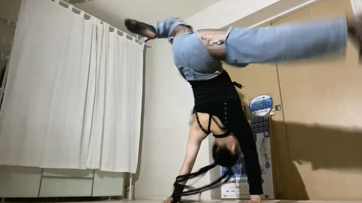 The most beautiful street dance girl, superb dancing skills, handstand and spinning in circles is am