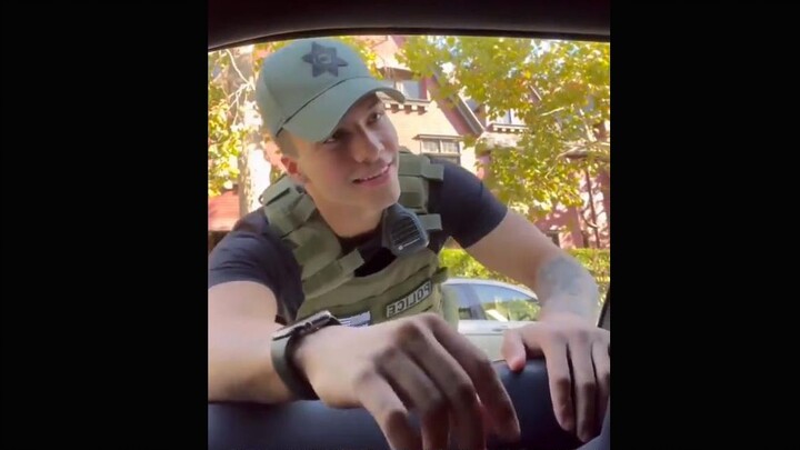 Hanya polisi gay yang boleh suruh aku menepi! (Hahaha)