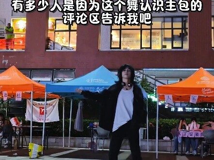 Ingin tahu apa yang dibicarakan oleh ketiga wanita muda di belakang