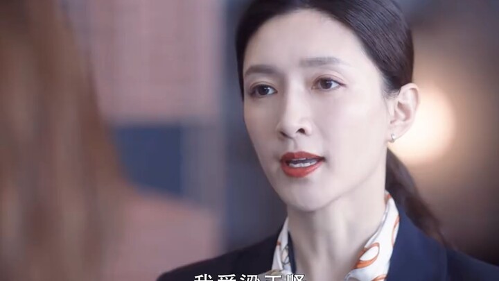 Begitu muncul, dia langsung terlihat seperti permaisuri utama—aura-nya benar-benar mengesankan!