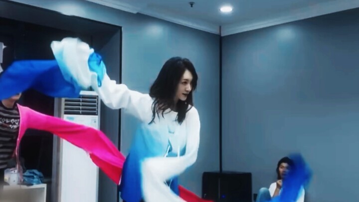 A fleeting glimpse: Li Xiaoran in a water-sleeve performance