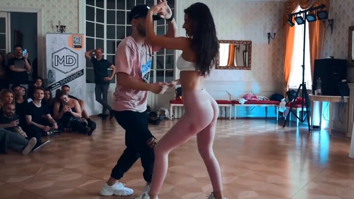 [Bachata Latin Dance] Bachata gaya Amerika Latin selalu membuat penari pria dan wanita tersenyum cer