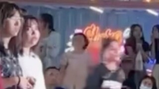 เมื่อผ้าไหมตะวันเริงระบำ และฉันได้ยินเสียงเบ่งบาน...