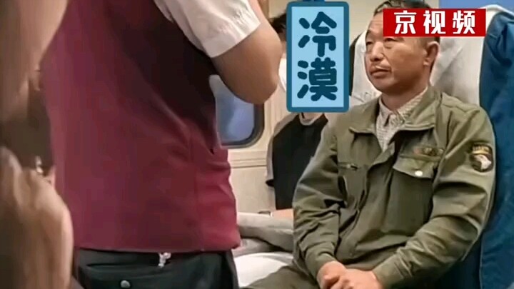 Paman yang tadinya tampak serius tak bisa menahan tawa begitu melihat mahasiswa dengan antusias meng