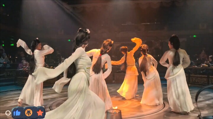 At Zhao’s banquet, the Zhao ladies are graceful and charming; they even imitate the awkward gait of 