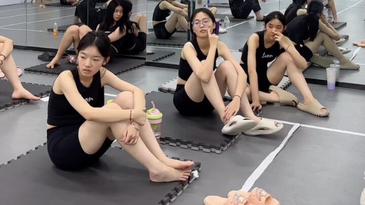 กิจวัตรการฝึกซ้อมของนักเรียนแผนกเสื้อผ้า