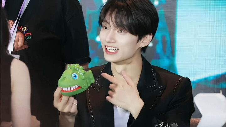 【Wen Junhui】Buổi ký tặng offline tại Quảng Châu – Tiểu Mi bị đồ chơi dọa cho ngẩn người!