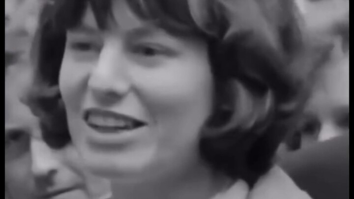 ردود فعل النساء البريطانيات على فساتين السهرة المفتوحة عند الصدر عام 1964