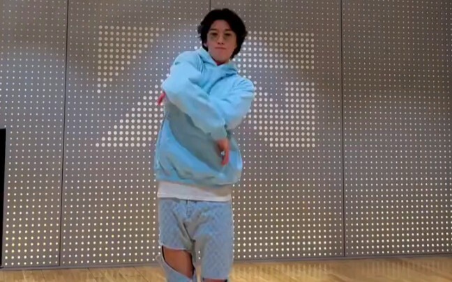 Lee Seung-hoon dancing SM choreography at YG—SM C&C, take a look at Seung-hoon!
