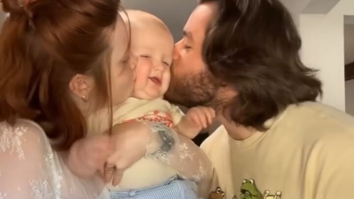 A record of the growth of a human cub. The cute baby is well loved...
