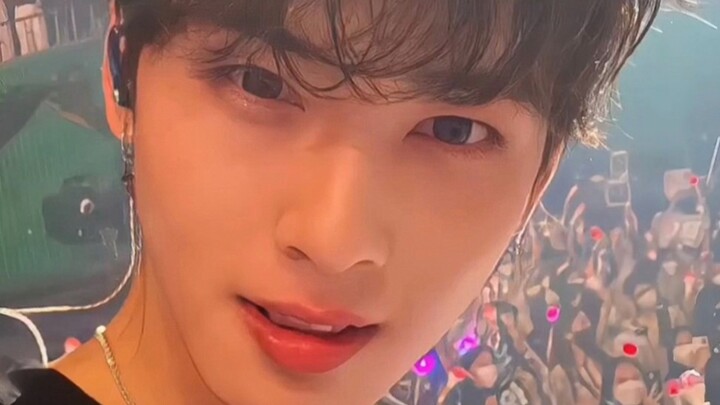 What a "magnificent" face! Taking casual selfies with fans' phones at the concert.