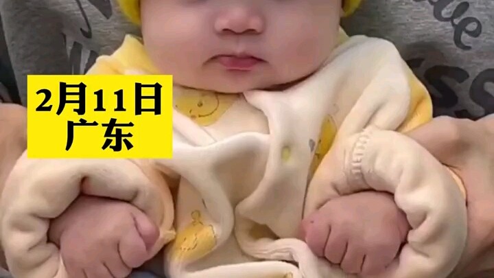 Si bayi menggemaskan mirip dengan tokoh dalam lukisan tradisional, dengan wajah mungil penuh kedamai