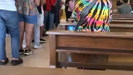 不要比錢，到了醫院都是紙；不要比房，你倒下了就是別人家；不要比車，你走了鑰匙就是別人的。