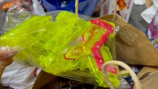 Chiếc túi may mắn 2.000 yên tại Cửa hàng đồ cũ Kamen Rider thực sự có hơn 400 yên. Có thật là nó chỉ