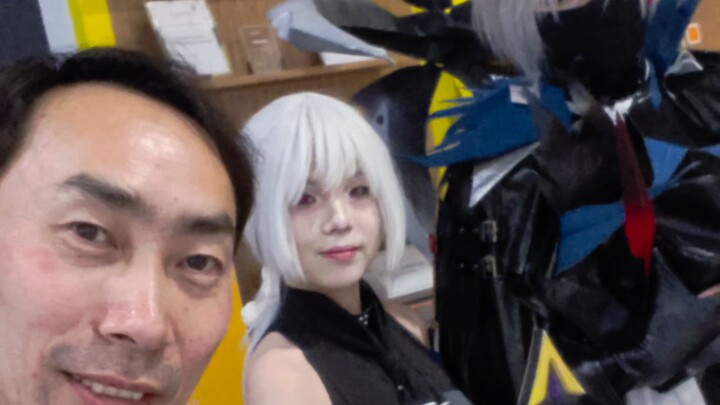 Sword Art Online Kirito Cosplay at a Comic Convention: Collecting Pins, Cranking Up the Starburst St