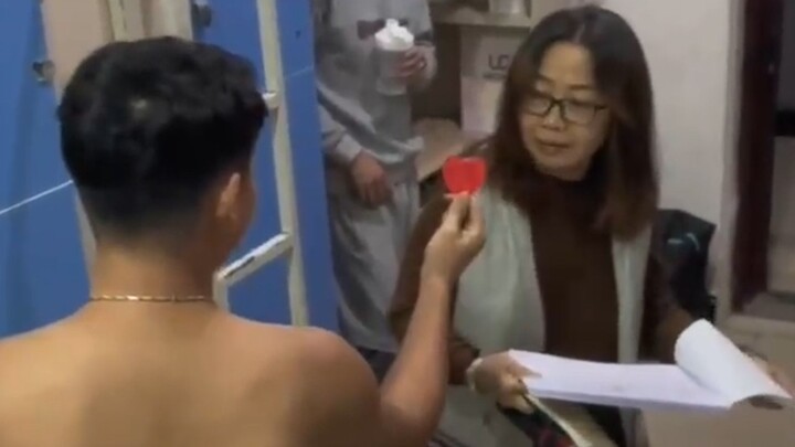 Gila banget—lihat cewek yang kamu suka, kamu langsung kabur ngeloyor; lihat tante penjaga asrama, ka