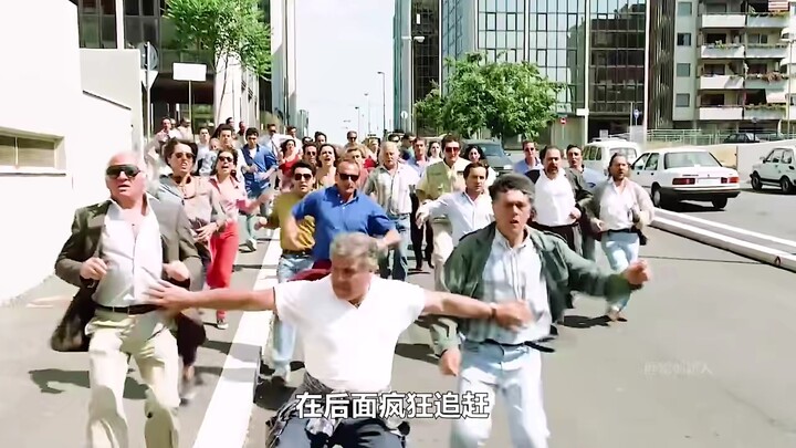 Pemuda asyik jalan-jalan di pinggir jalan, malah dikira buronan yang diburu #ProyekBintangFilm