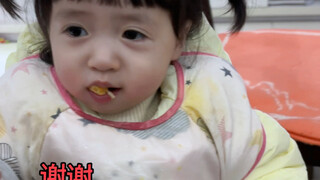 想跟哥哥玩又害羞的不敢靠近，人家走了她又发脾气