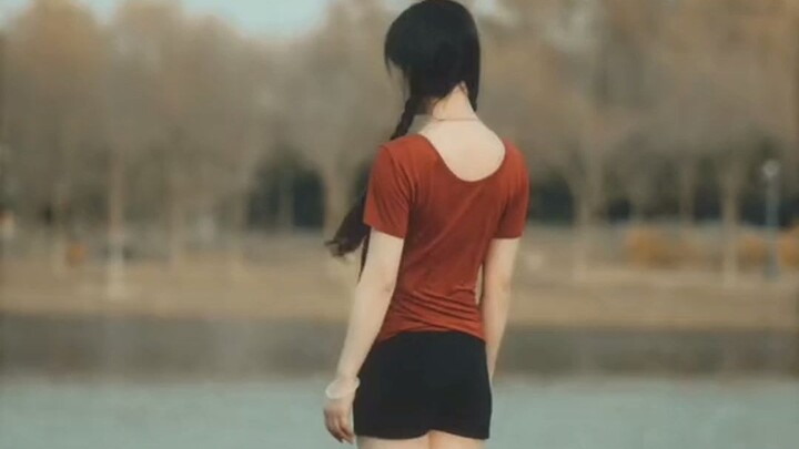 在梦里吻的脸，却来不到我身边... 能当你们村的村花不？