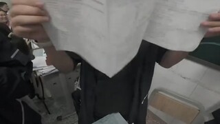 ورقة الاختبار طويلة مثل المرسوم الإمبراطوري، وتقول أنني سوف أنفي إلى الحدود.